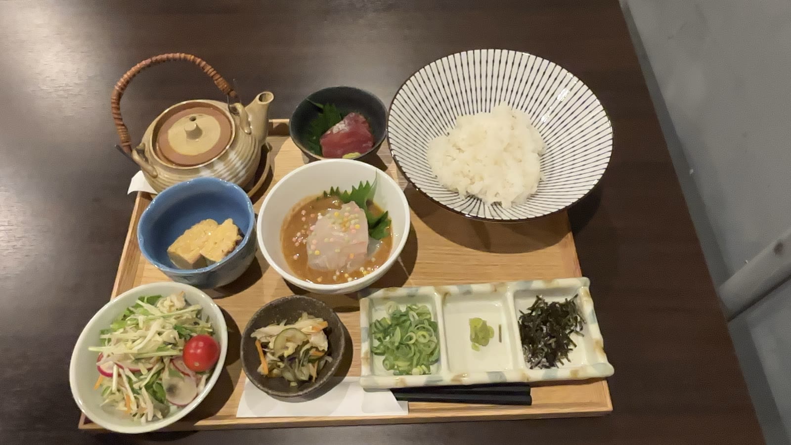 生業の朝食「鯛茶漬け定食」。土瓶の出汁、鯛のごまだれ、小鉢・サラダ・お刺身・土鍋ご飯が並ぶ
